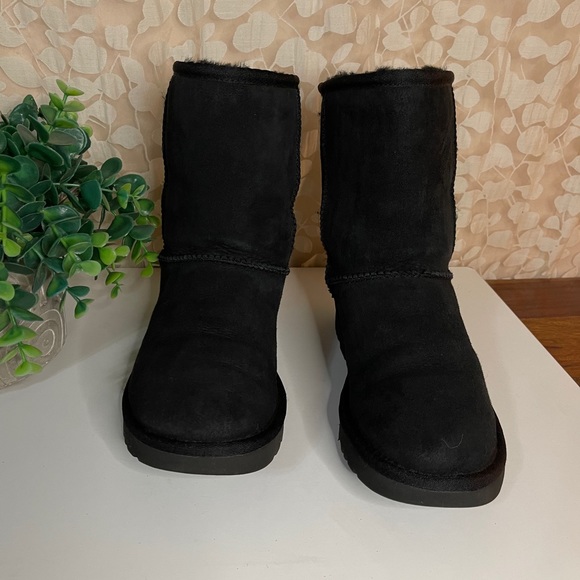 UGG classic Short Youth size 4 fits women size 6 - Picture 2 of 7